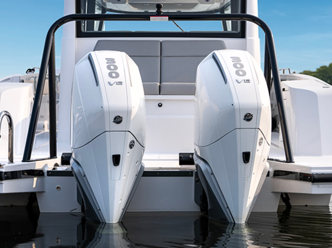 Cruisers 38 VTR EC aft, Mercury engines