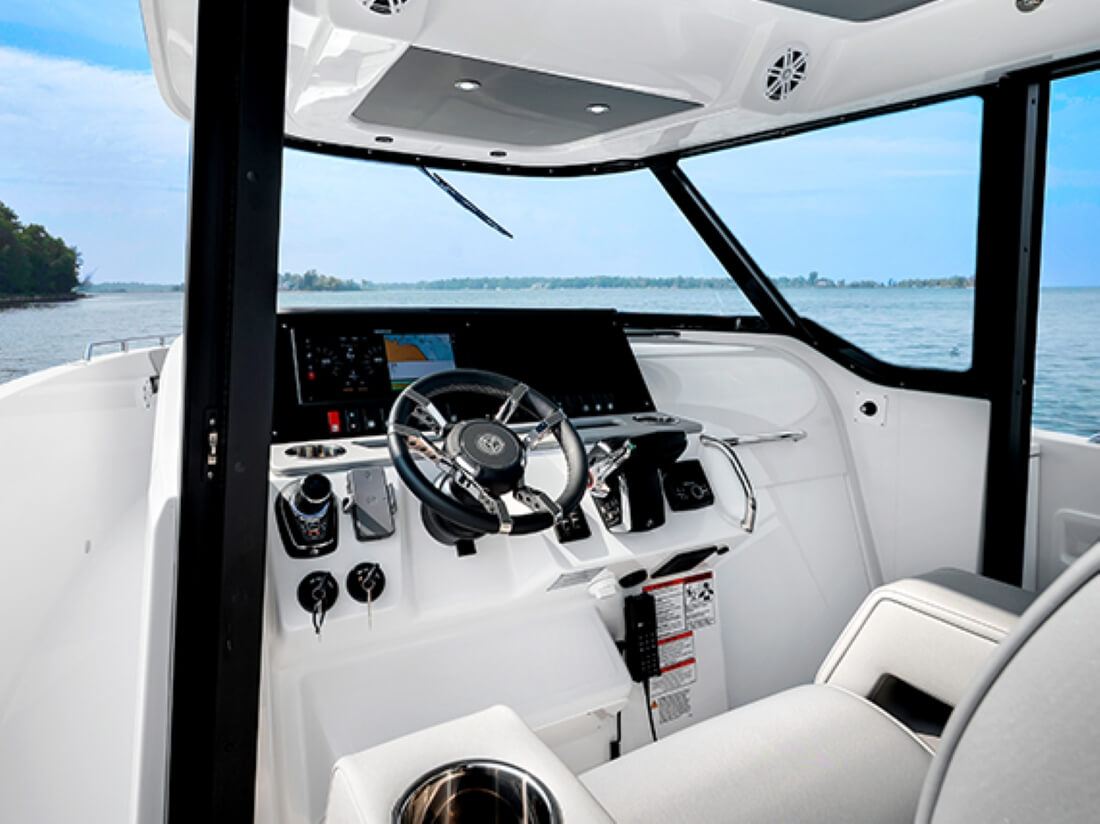 Cruisers 38 VTR EC helm