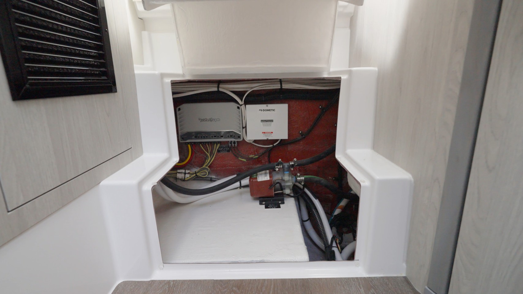 Cruisers 38 VTR EC machinery space