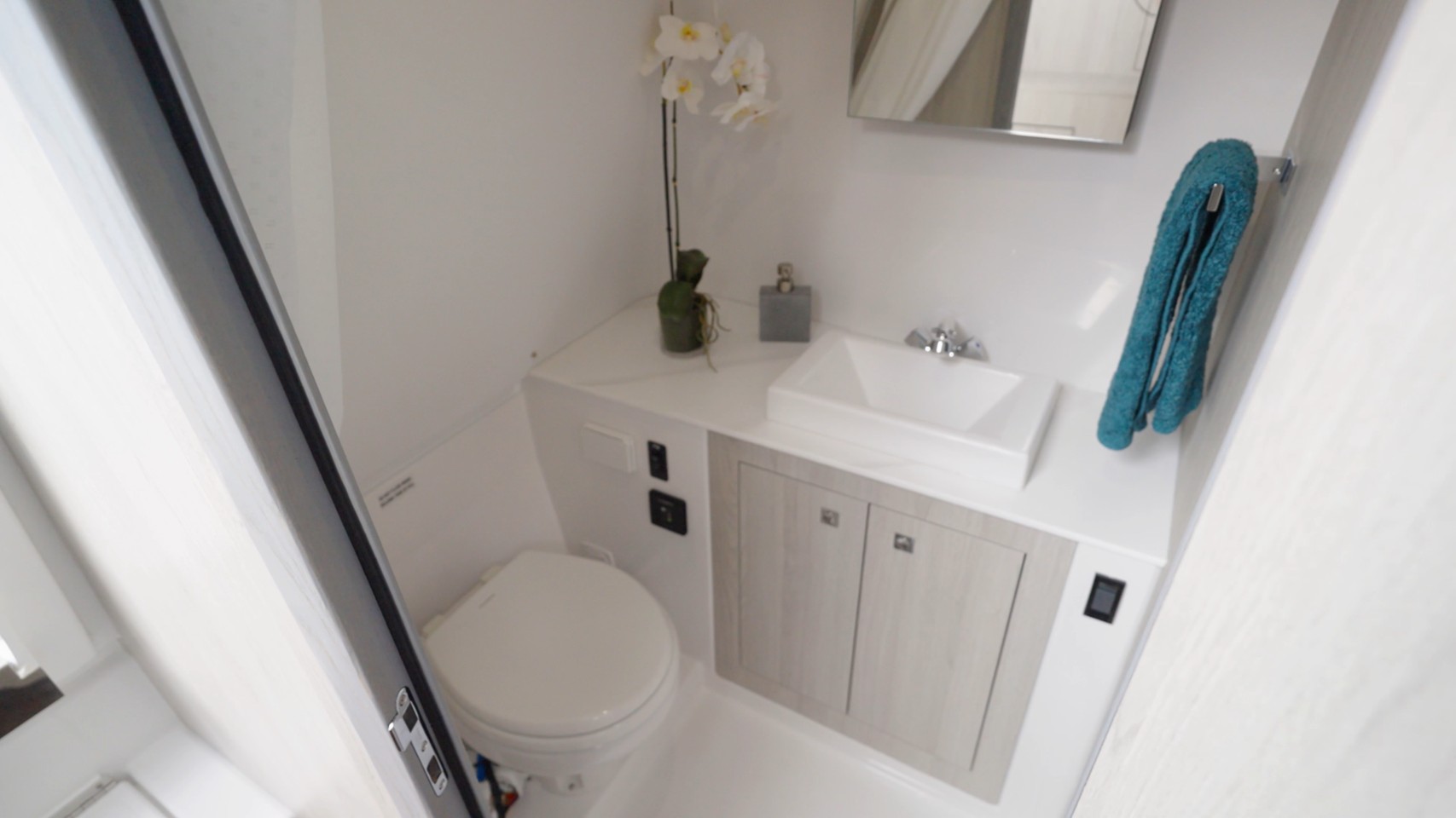 Cruisers 38 VTR EC private wet head