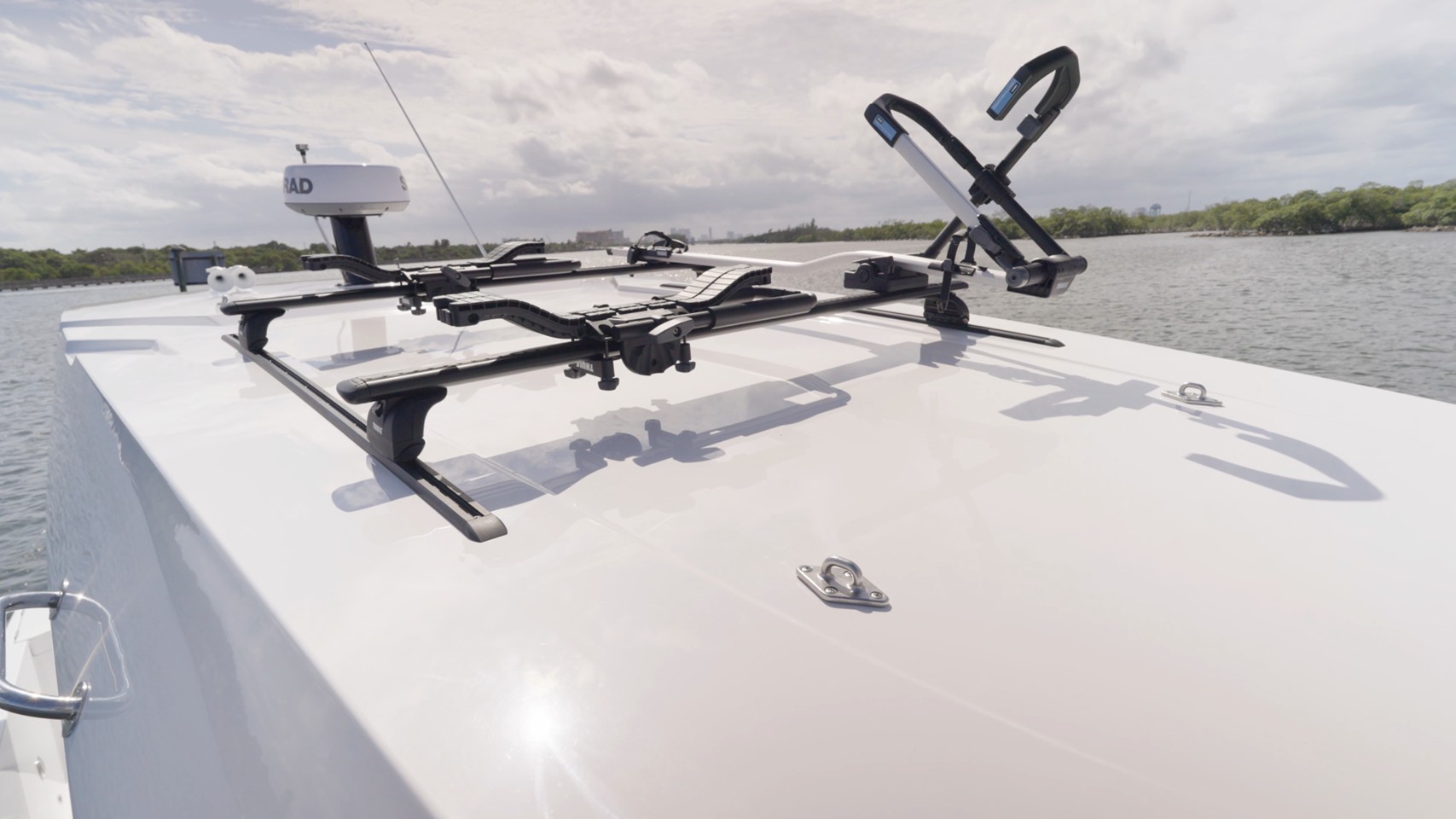 Cruisers 38 VTR EC Thule rack on hardtop