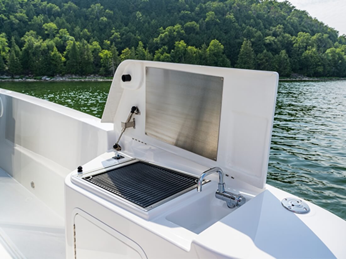 Cruisers 38 VTR EC wet bar