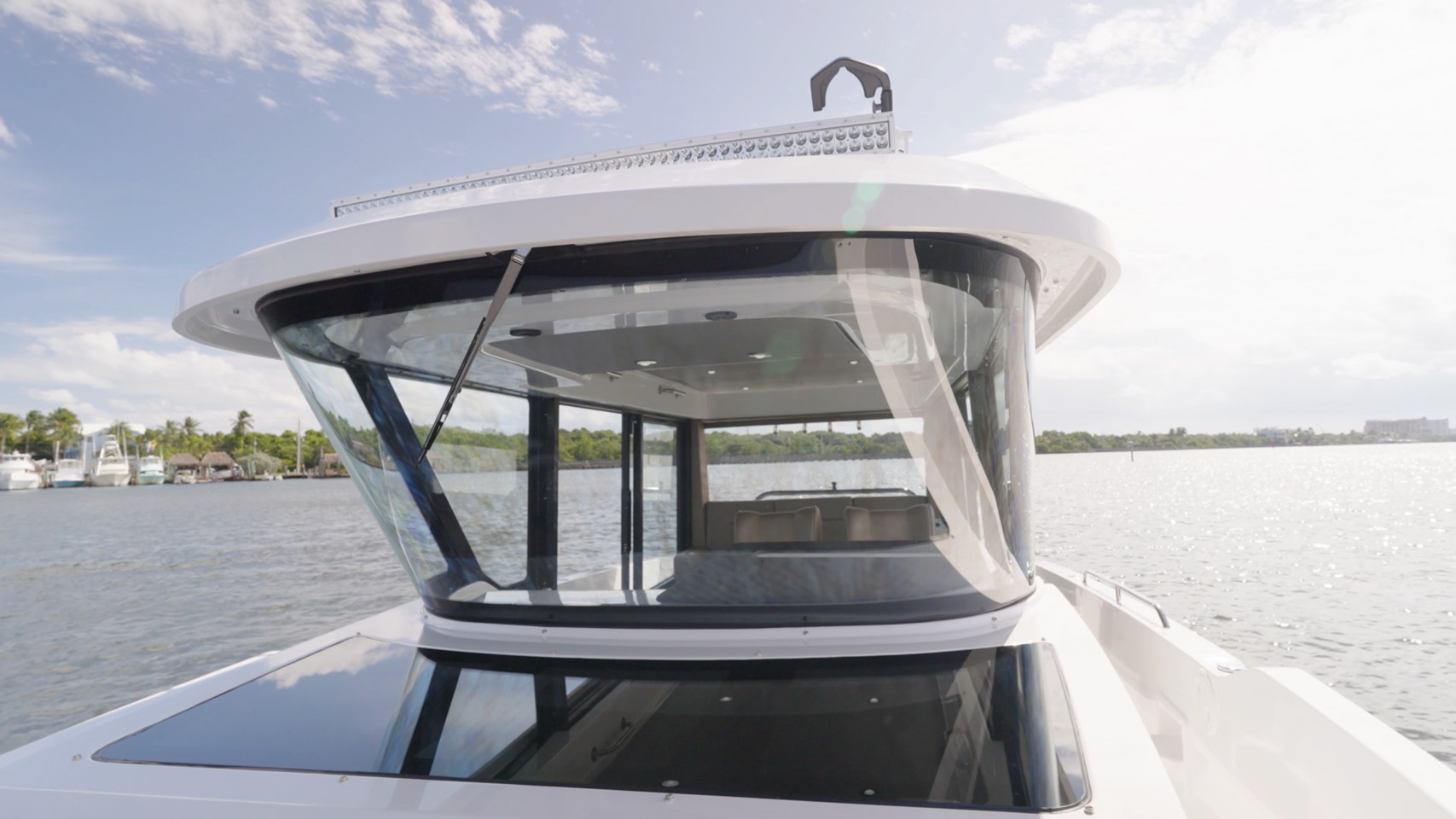 Cruisers 38 VTR EC curved windshield