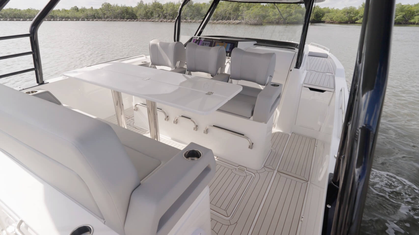 Cruisers 38 VTR dining space