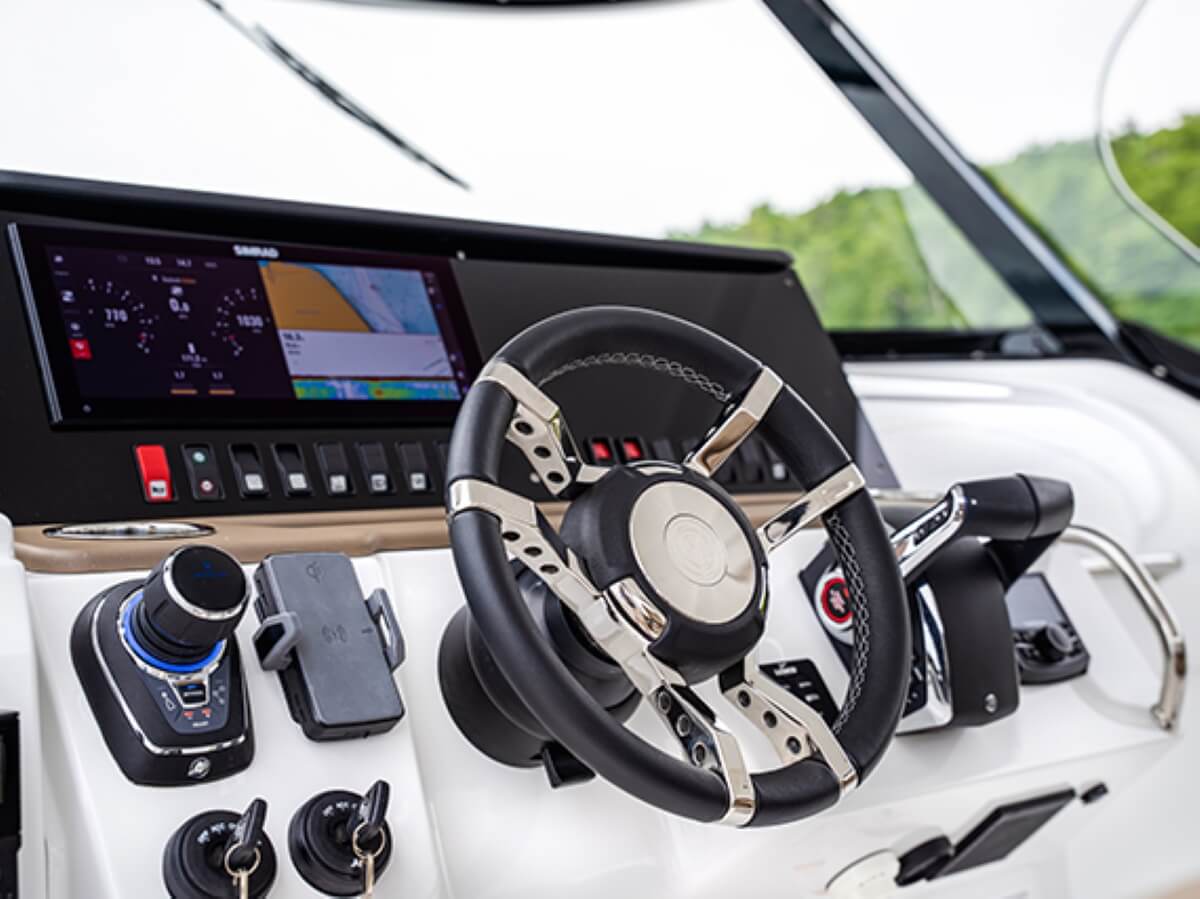 Cruisers 38 VTR helm