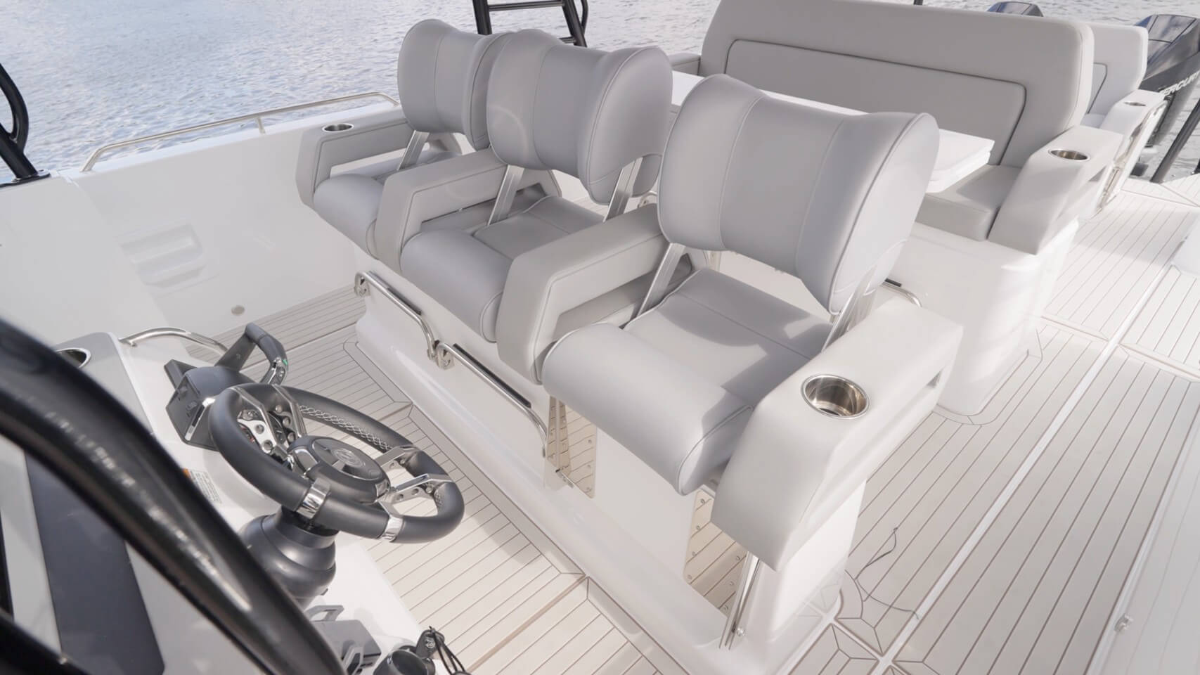 Cruisers 38 VTR helm seats