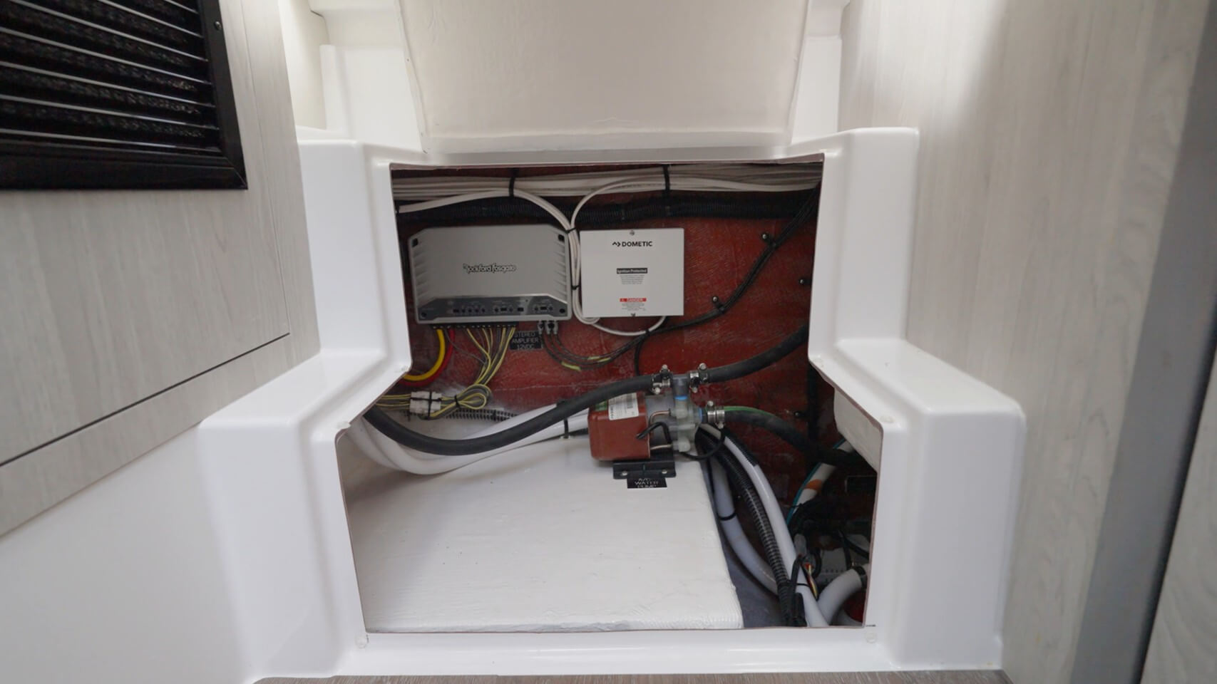 Cruisers 38 VTR mechanical space