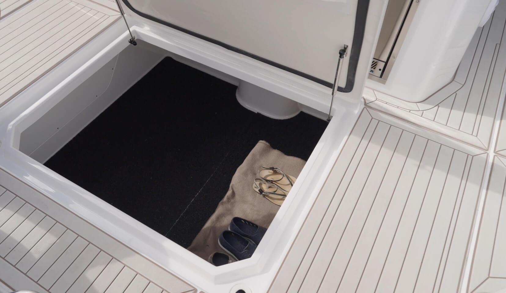 Cruisers 38 VTR large storage compartment