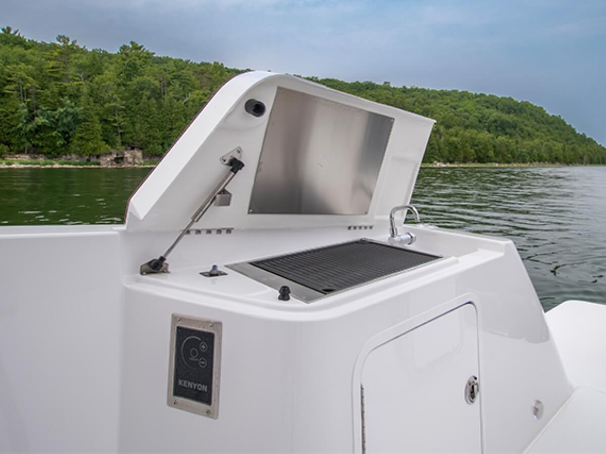 Cruisers 38 VTR wet bar