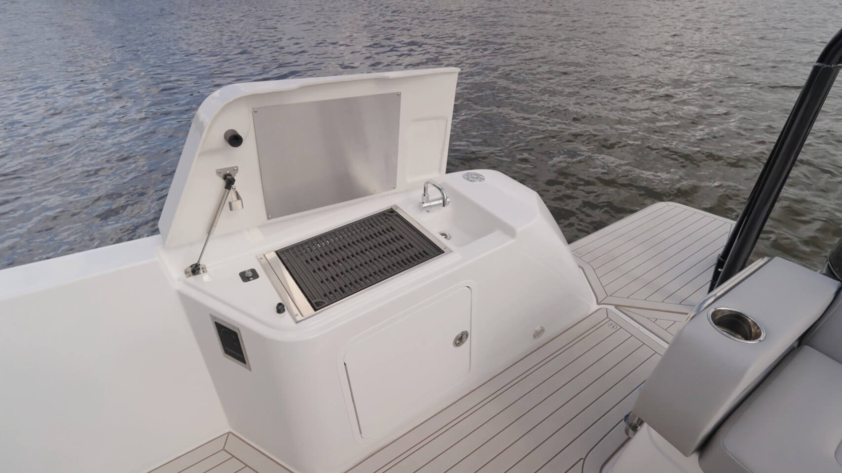 Cruisers 38 VTR wetbar with optional electric grill