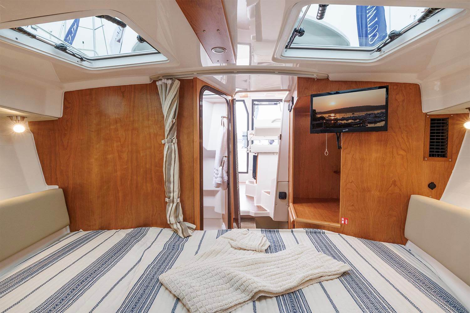 Cutwater C-288 CB cabin