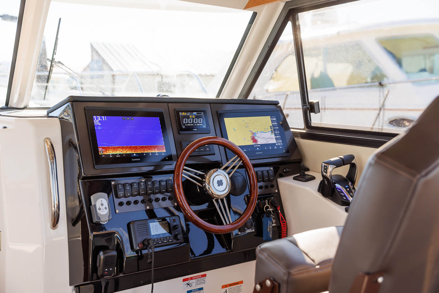 Cutwater C-288 CB helm