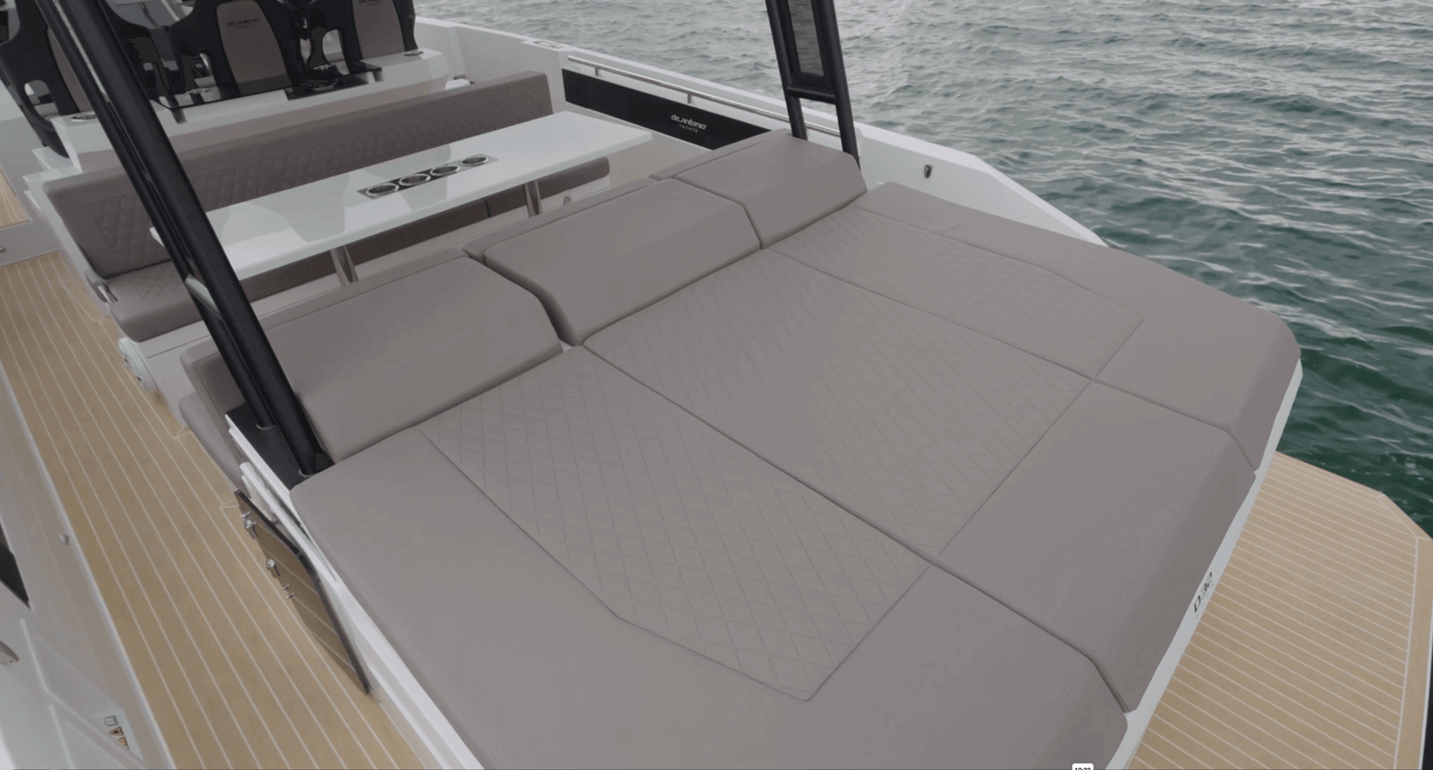 De Antonio D32 Open aft sunpad