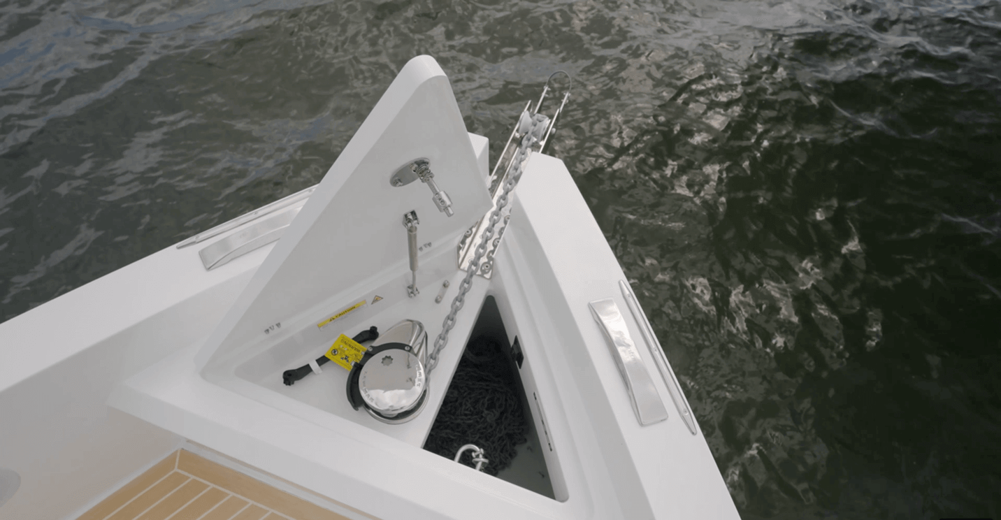 De Antonio D32 Open anchor locker