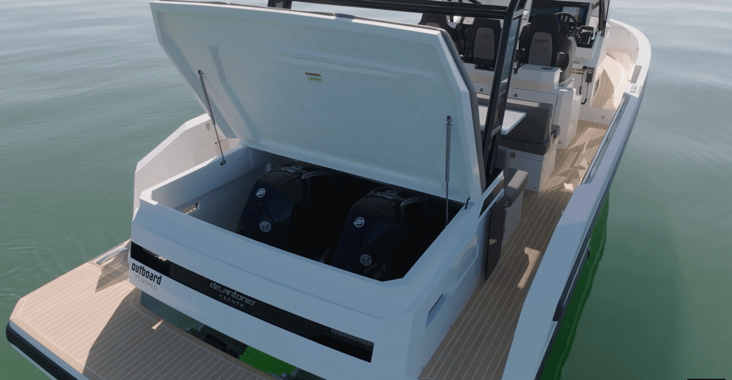 De Antonio D32 Open engine space