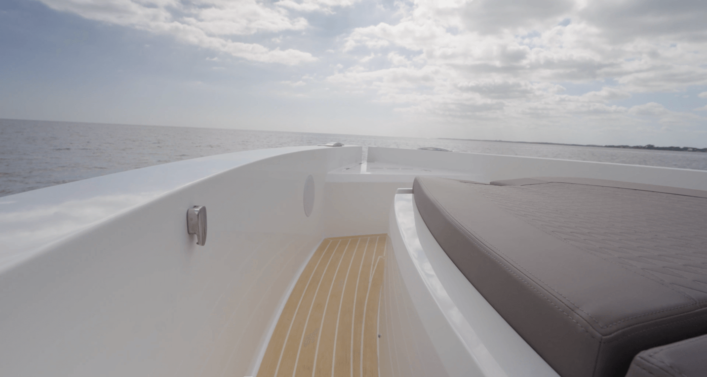 De Antonio D32 Open wide walkways