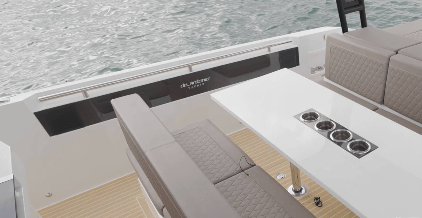 De Antonio D32 Open wide walkways and recessed rails