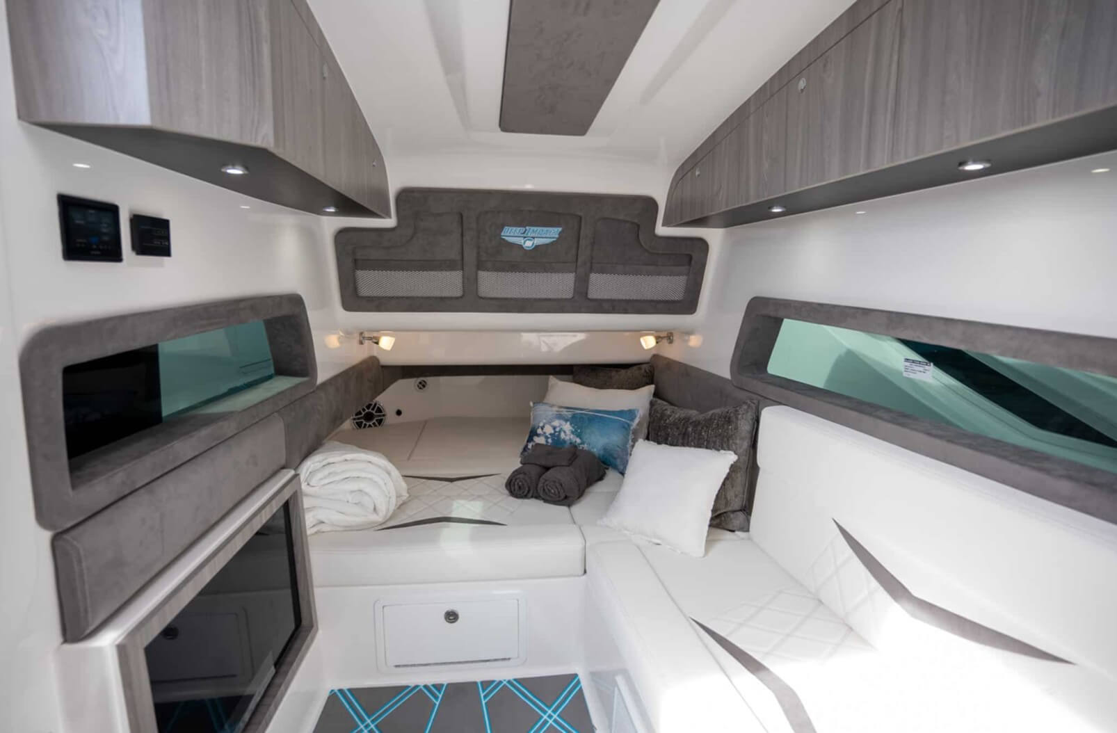 Deep Impact 499 Sport spacious cabin