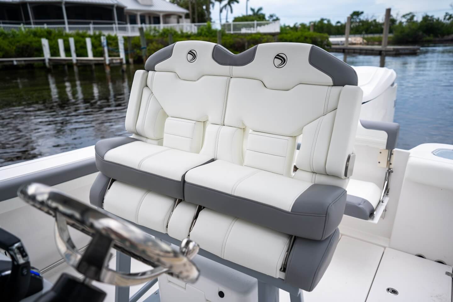 Edgewater 250 CC Comfortable dual helm bolstered seating