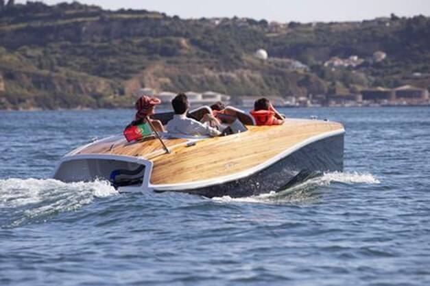 Faro Powerdock - electric boat on the water