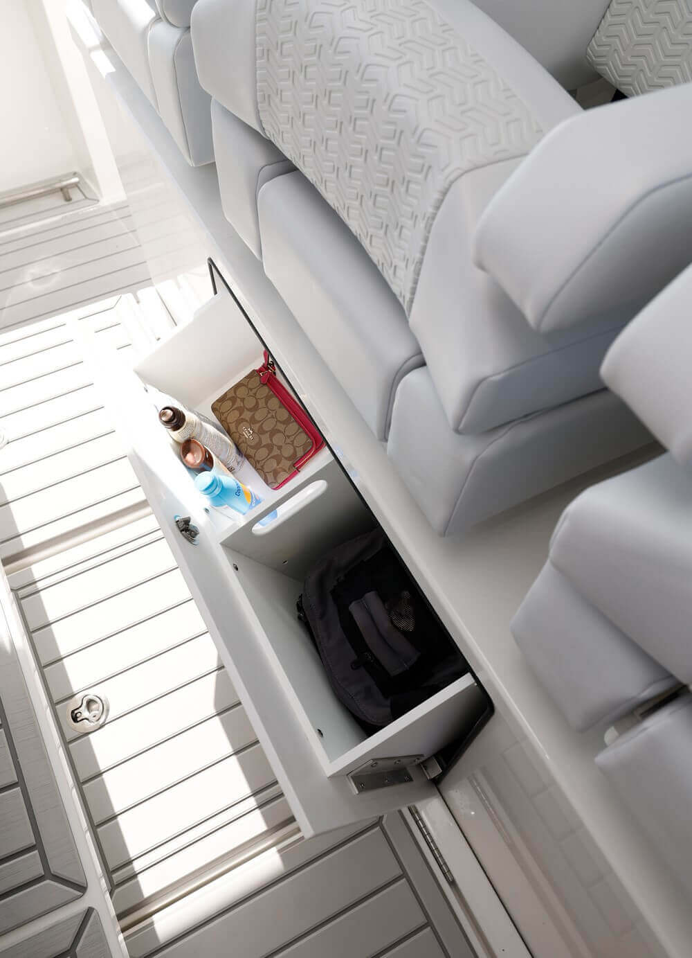 Formula 457 CCF - more storage at the aft helm seats