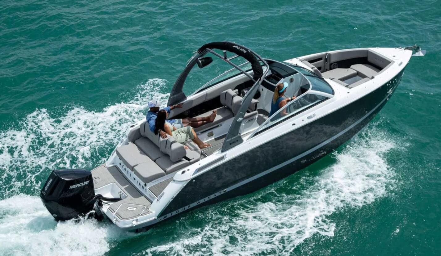 Four Winns H9 cruising