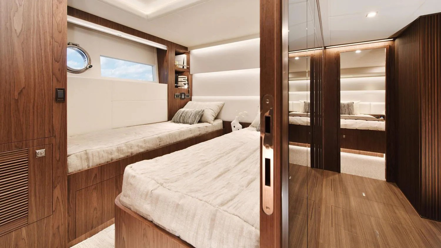 Horizon 24m V77 Cockpit Motor Yacht guest