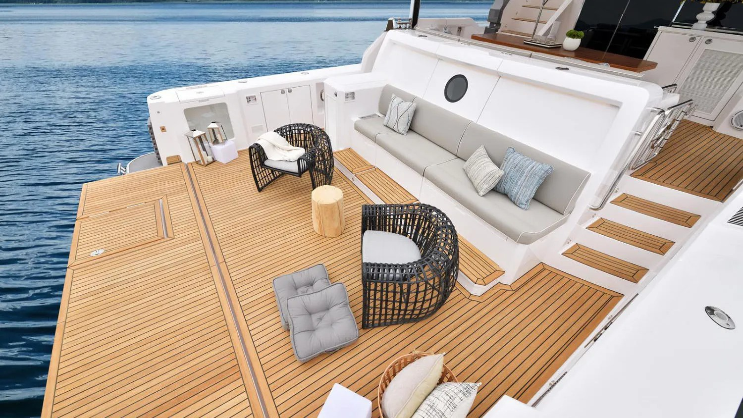 Horizon 24m V77 Cockpit Motor Yacht sundeck