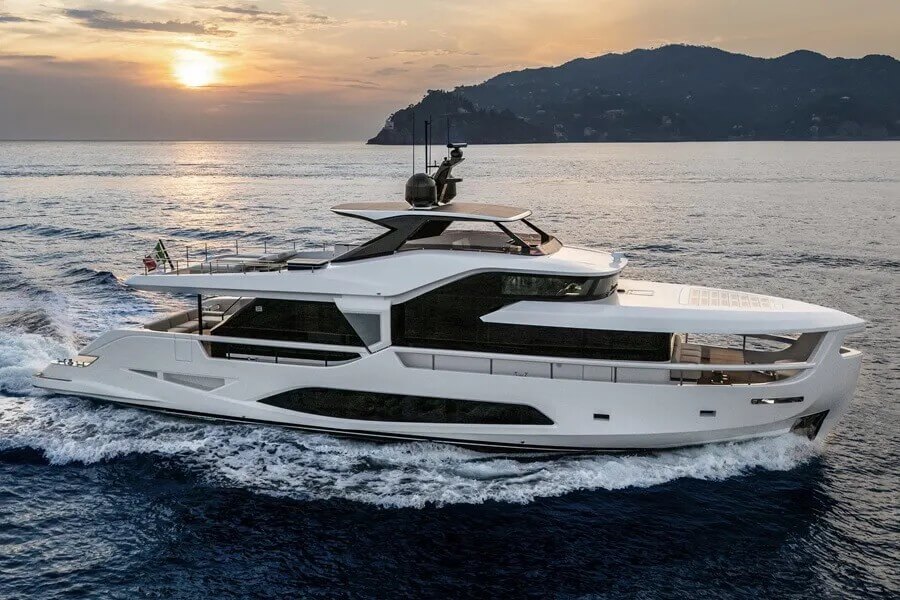 INFYNITO 80 cruising on the water