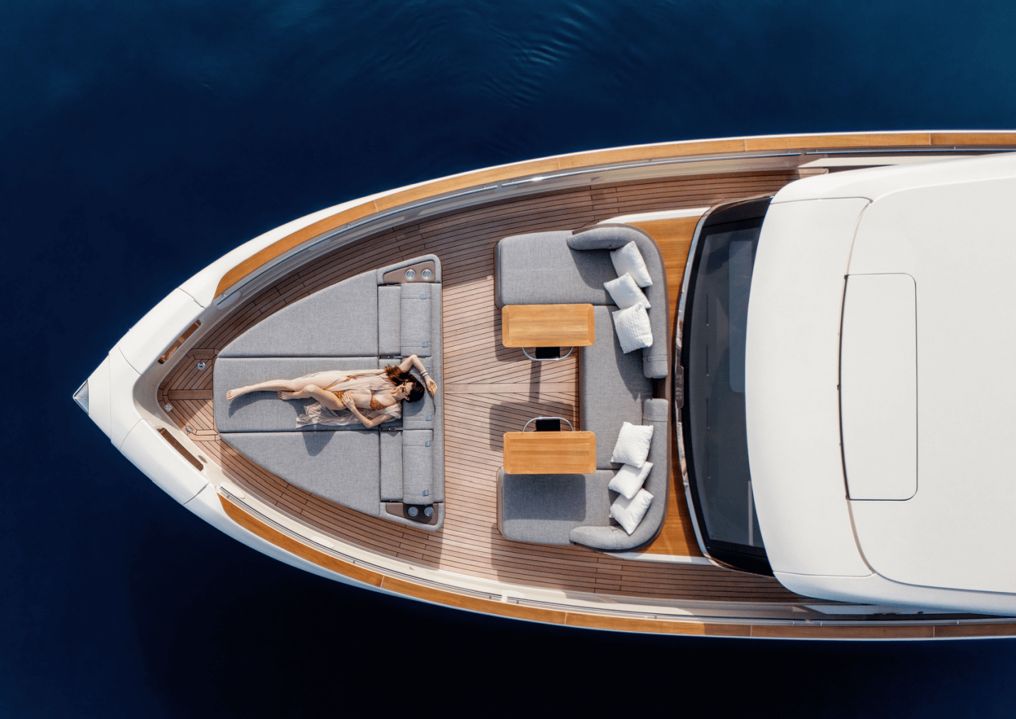 Invictus ST550 bow lounging area