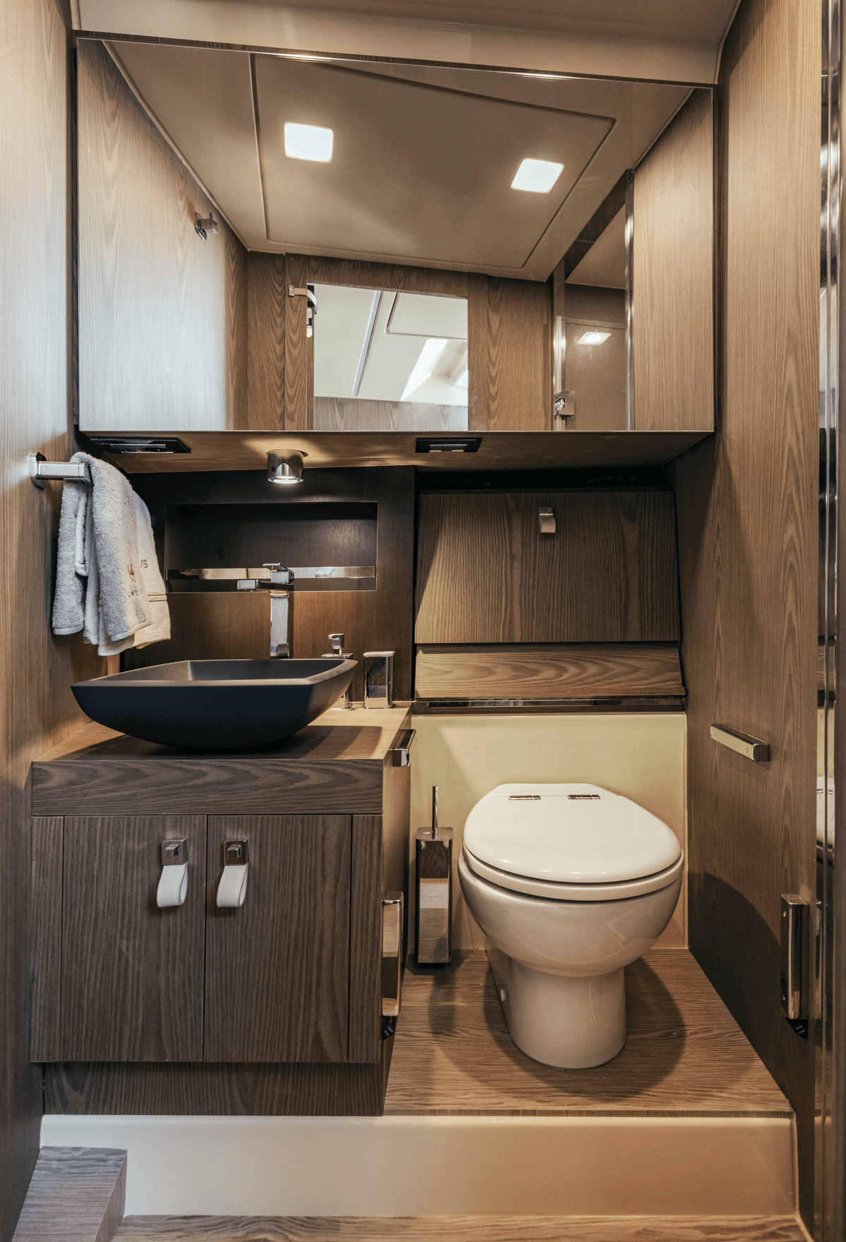 Invictus TT430S America bathroom with a separate shower