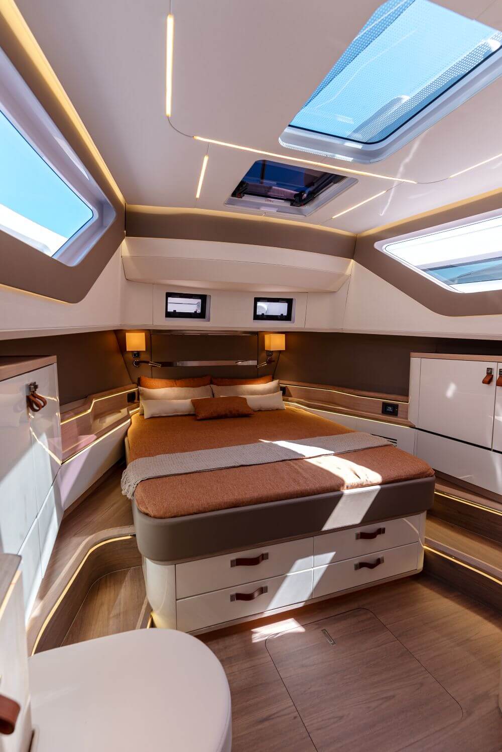 Level 43 ST full-beam owner's cabin