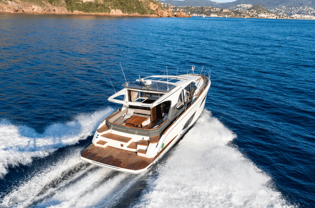 Marex 440 aft view running