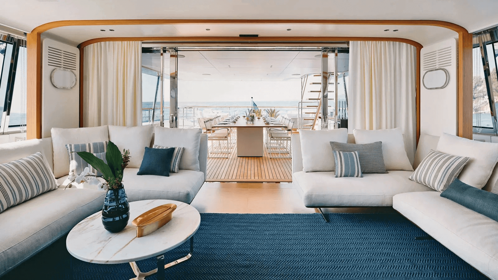 Motopanfilo 37M indoor living to outdoor dining