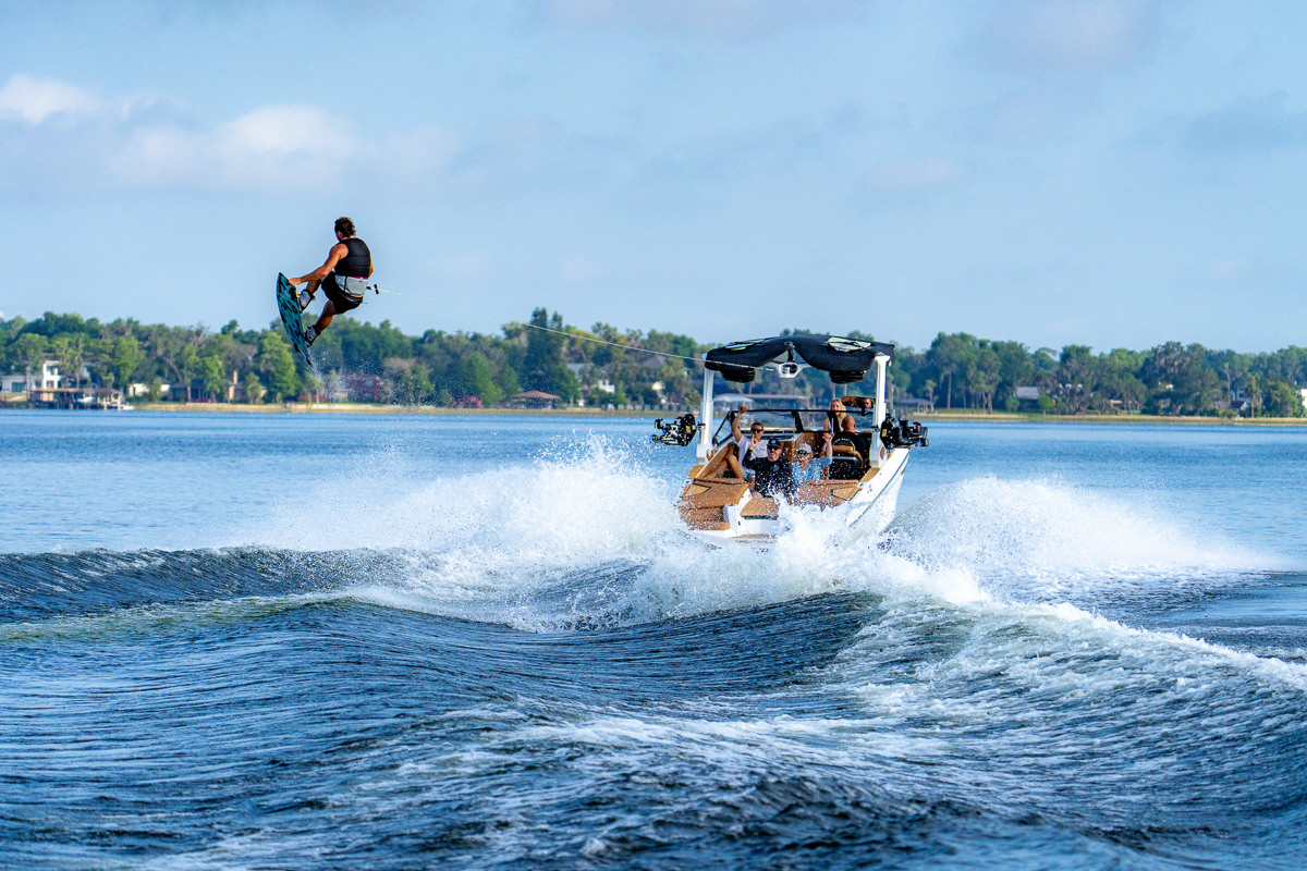 Nautique G25 on the water