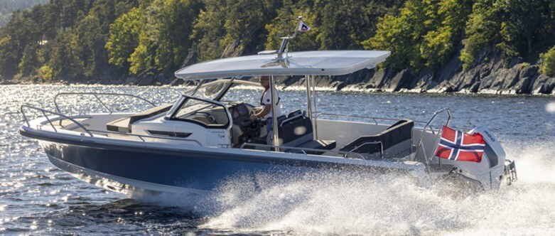 Nimbus T9 on the water