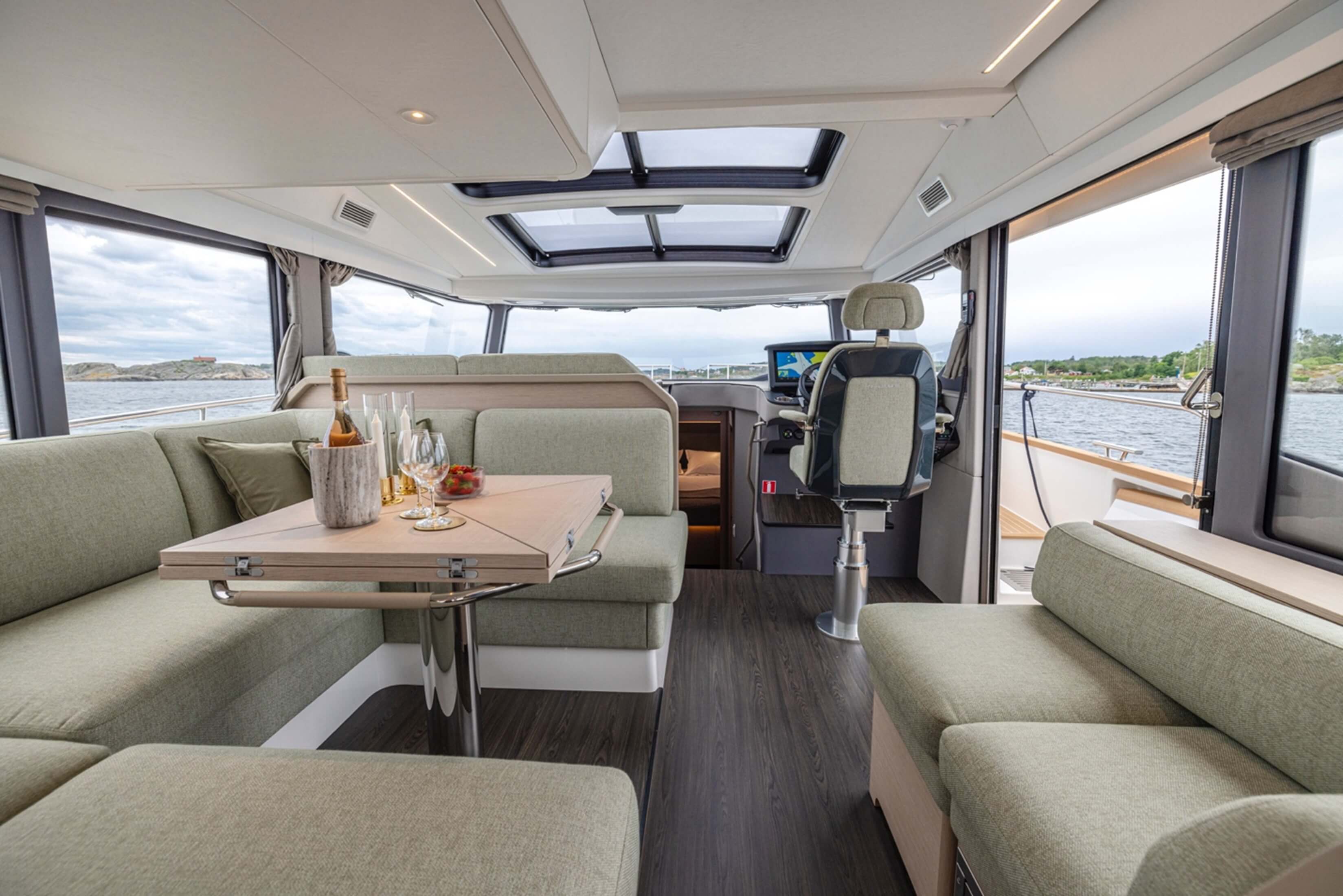 Nimbus 495 Flybridge C-shape dining space