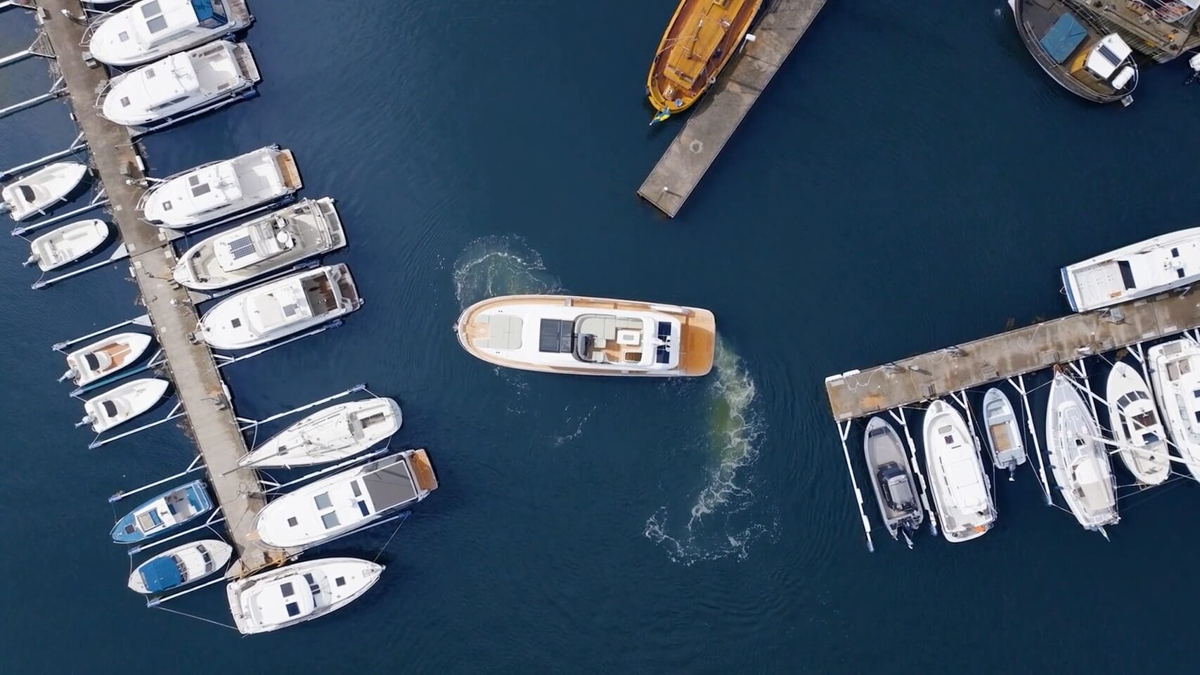 Nimbus 495 Flybridge docking