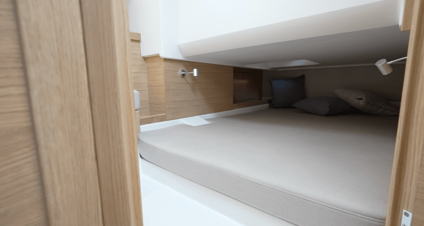 Nimbus W11 mid-cabin berth