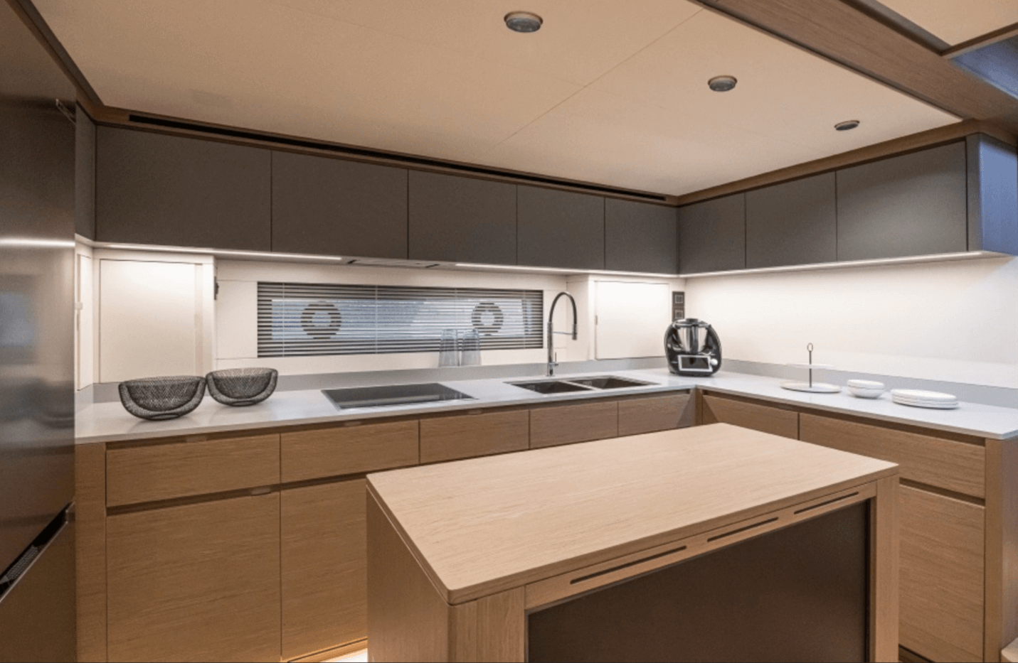 Pardo GT75 galley