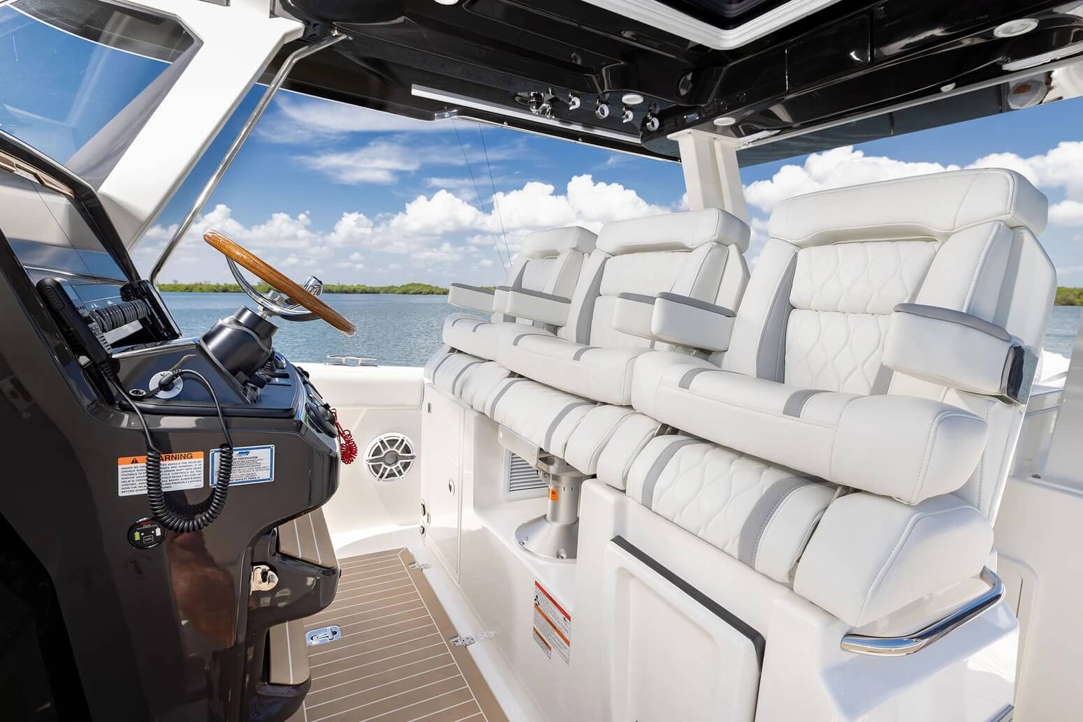 Pursuit S 388 Sport Center Console helm area