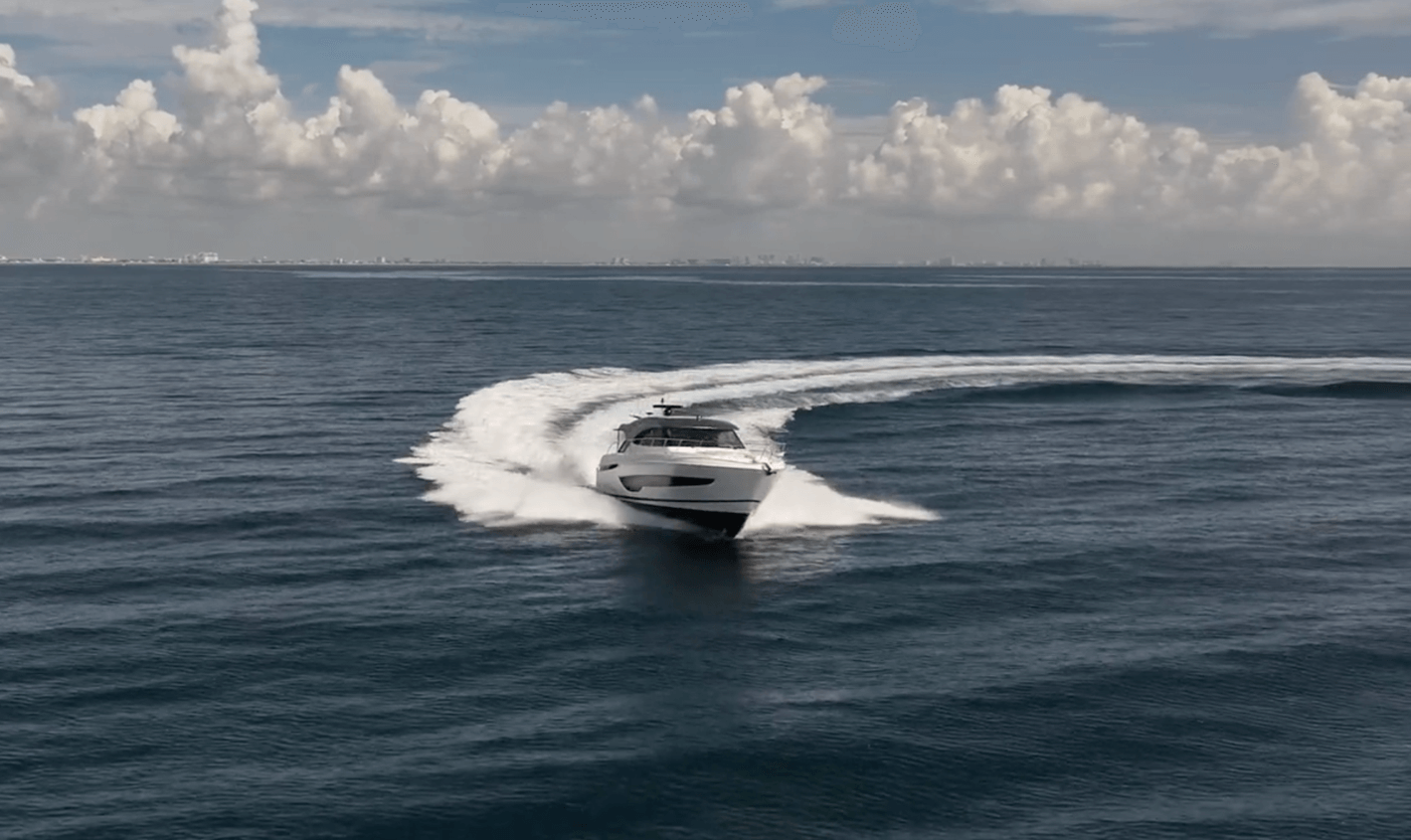 The Riviera 4600 during a hard-over, high-speed turn