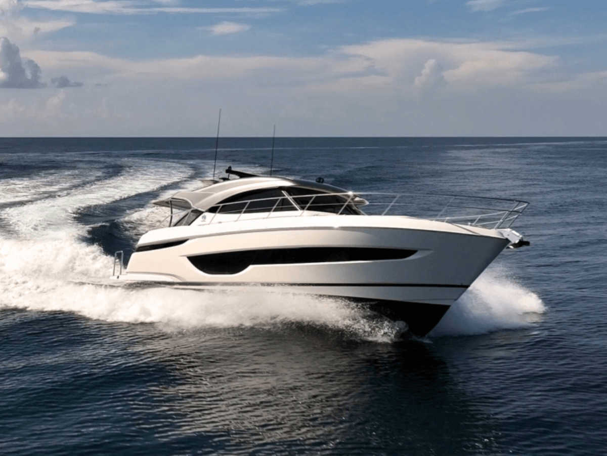 The Riviera 4600 SY at Cruise Speed