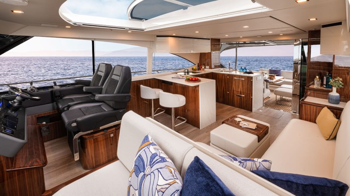 Riviera 5600 Sport Yacht Platinum Edition saloon