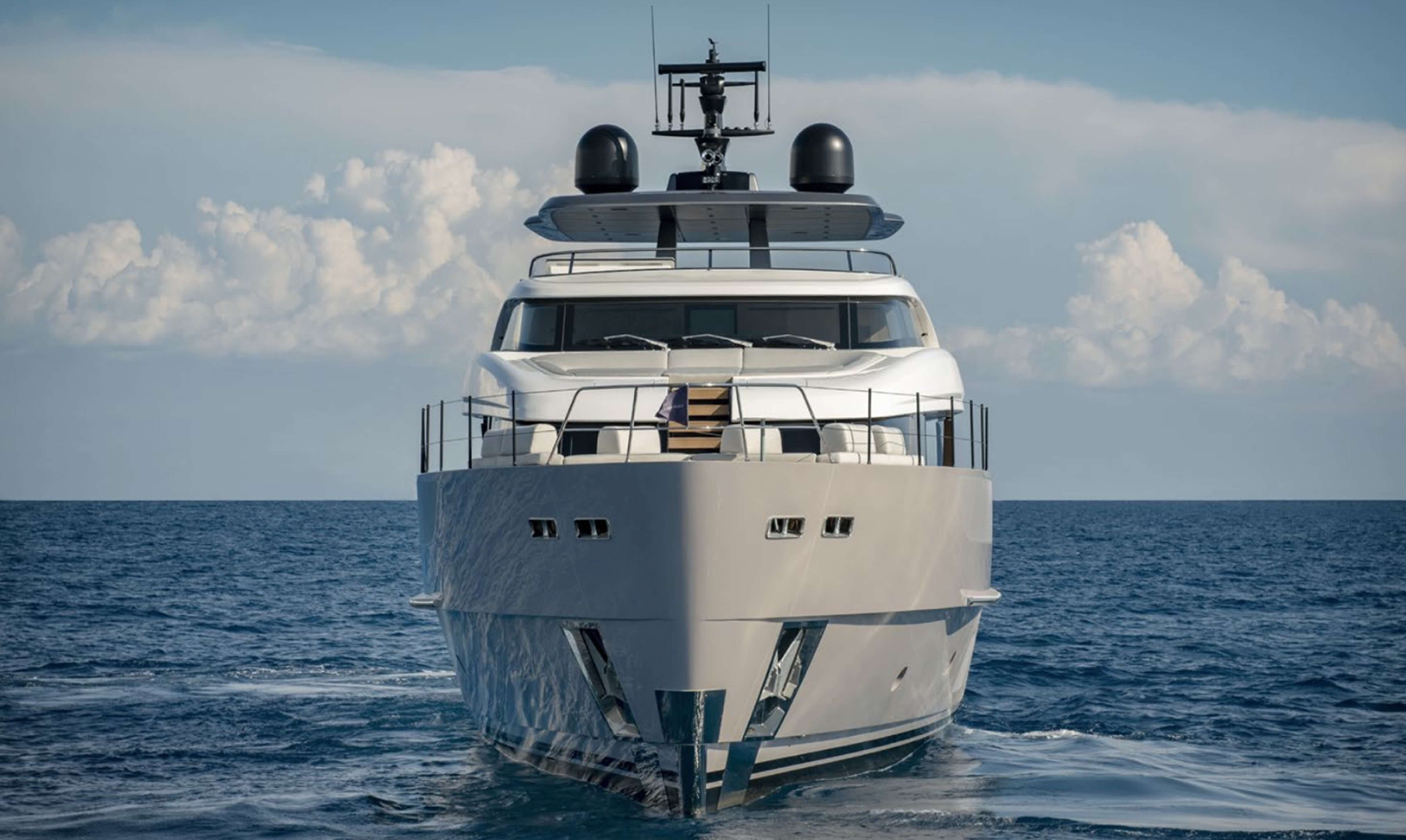 Sanlorenzo SD90 showing off high bow