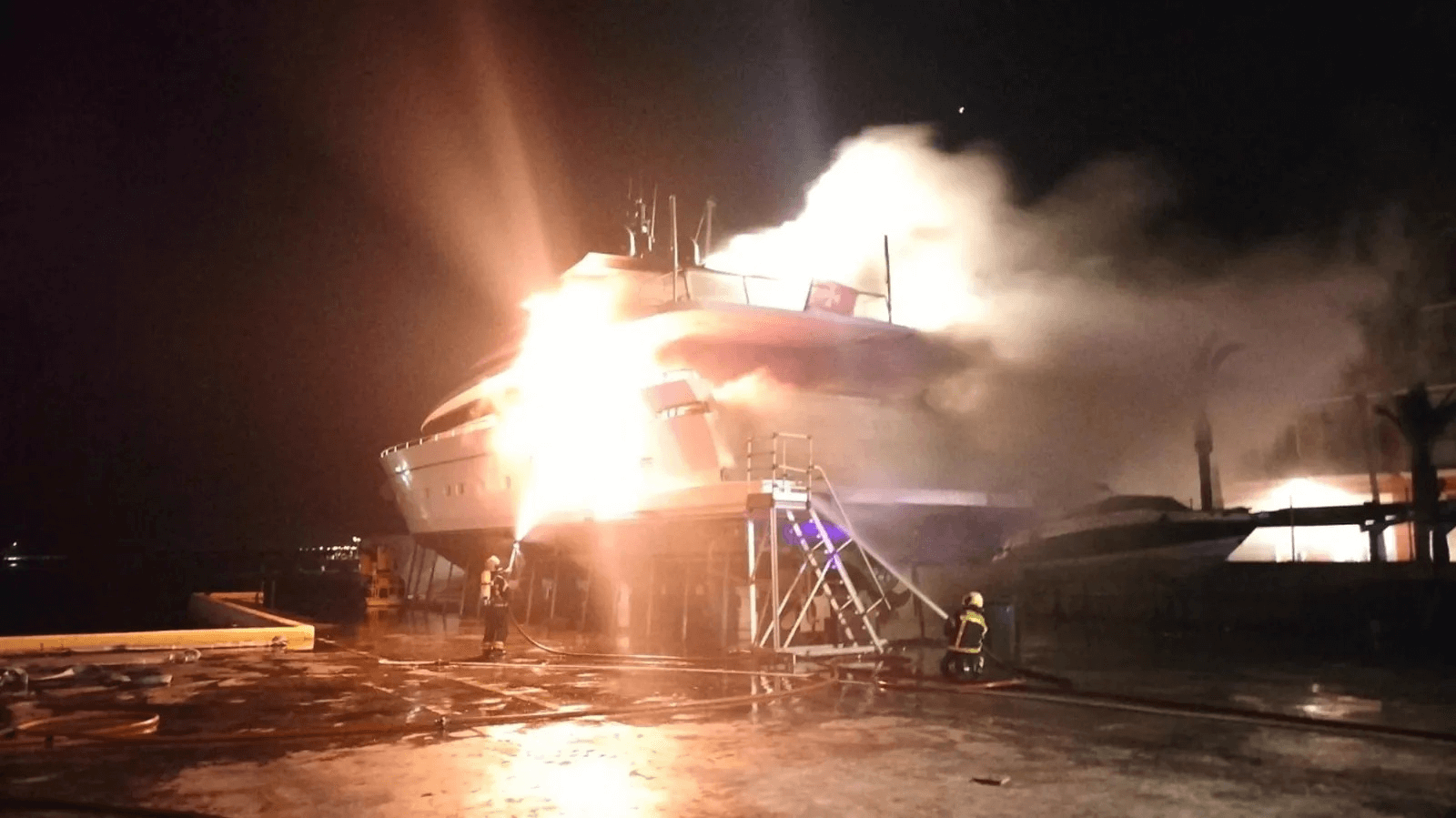 32m Sanlorenzo yacht Elysium goes up in flames in Sotogrande, Spain