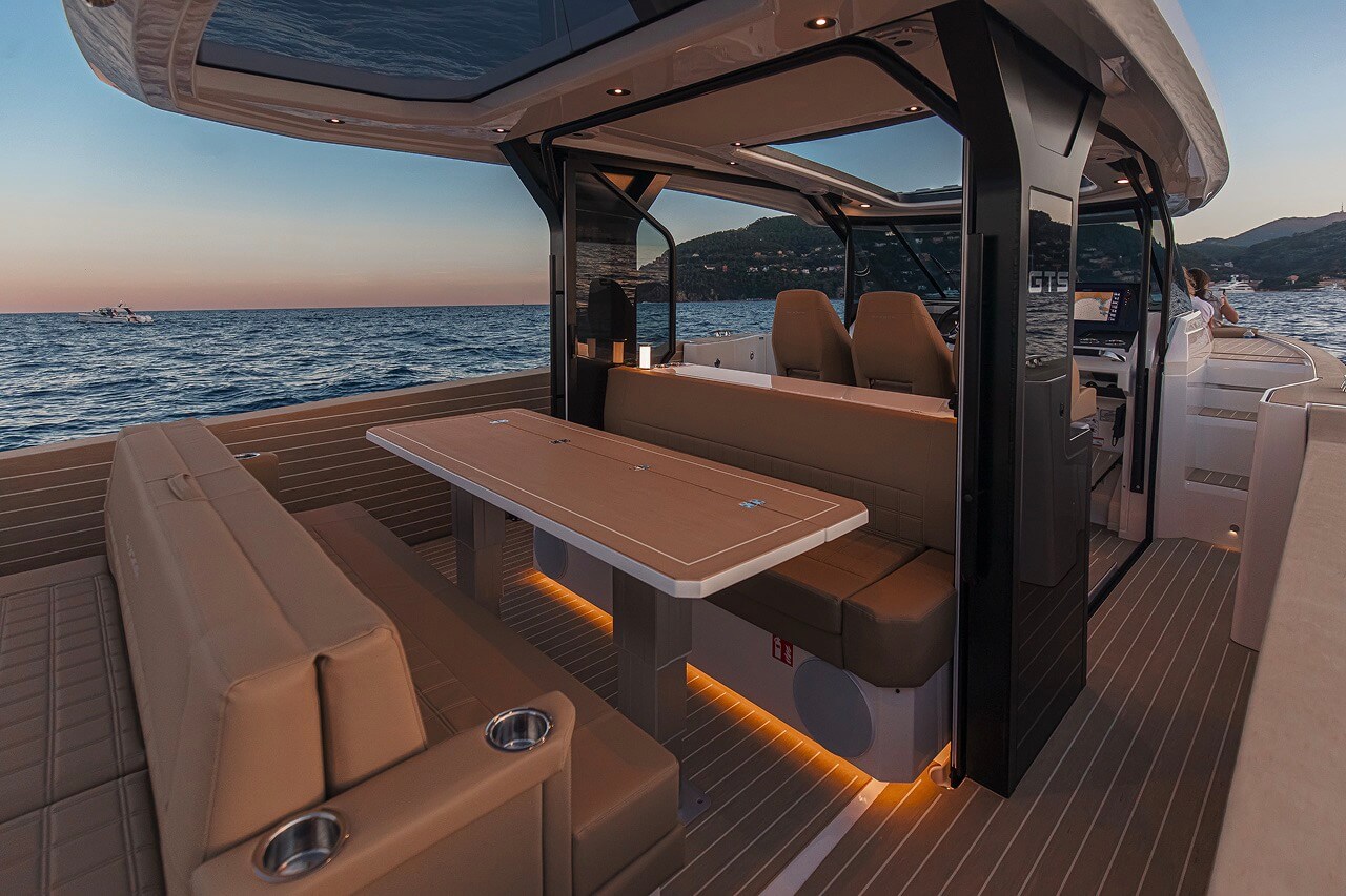 Saxdor 400 GTS seating to sunpad