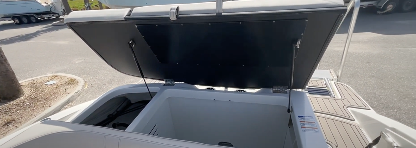 Sea Ray 210 SPX OB additional storage space aft along the transom