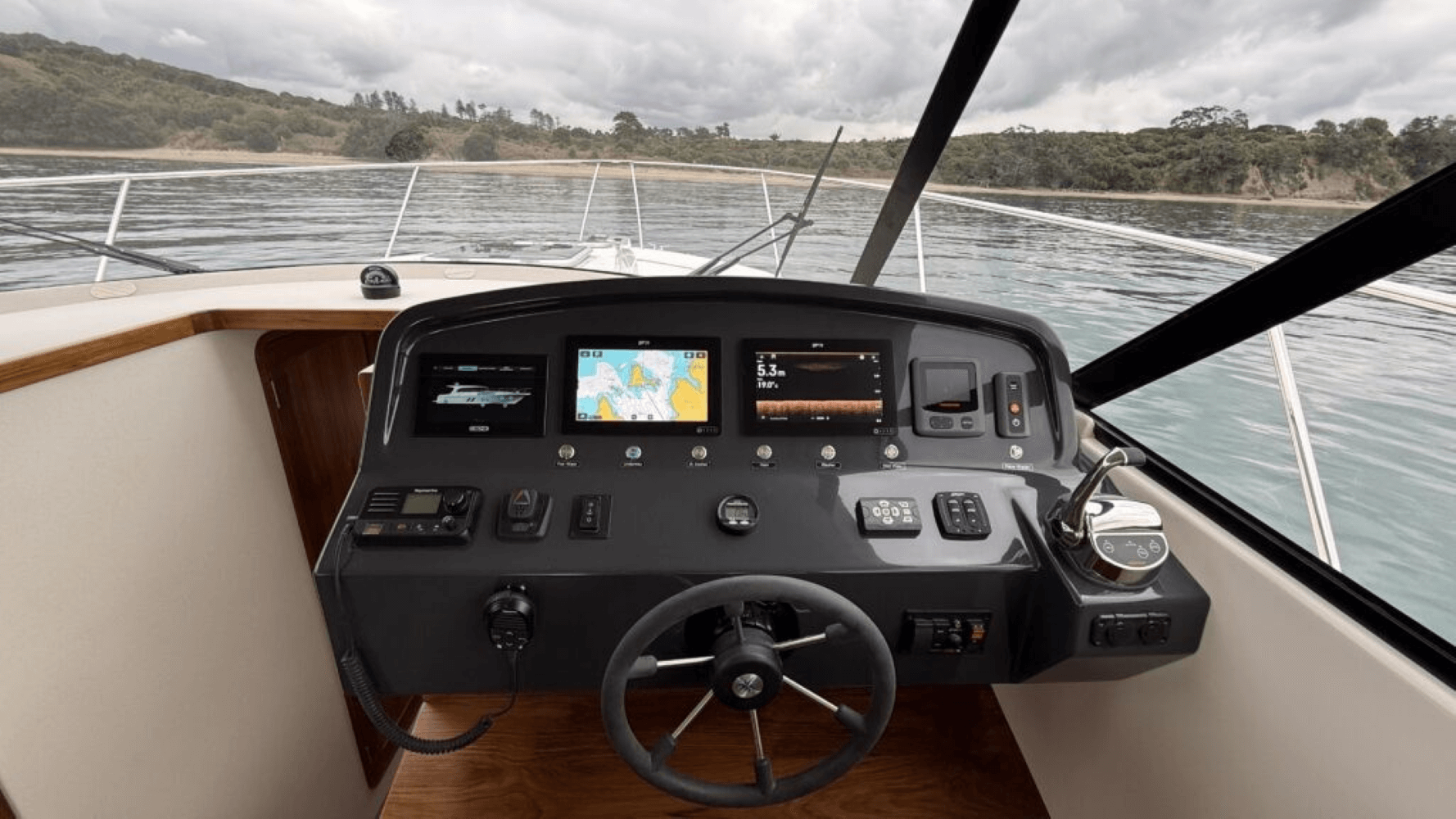 Superior 1200 Sports Sedan helm