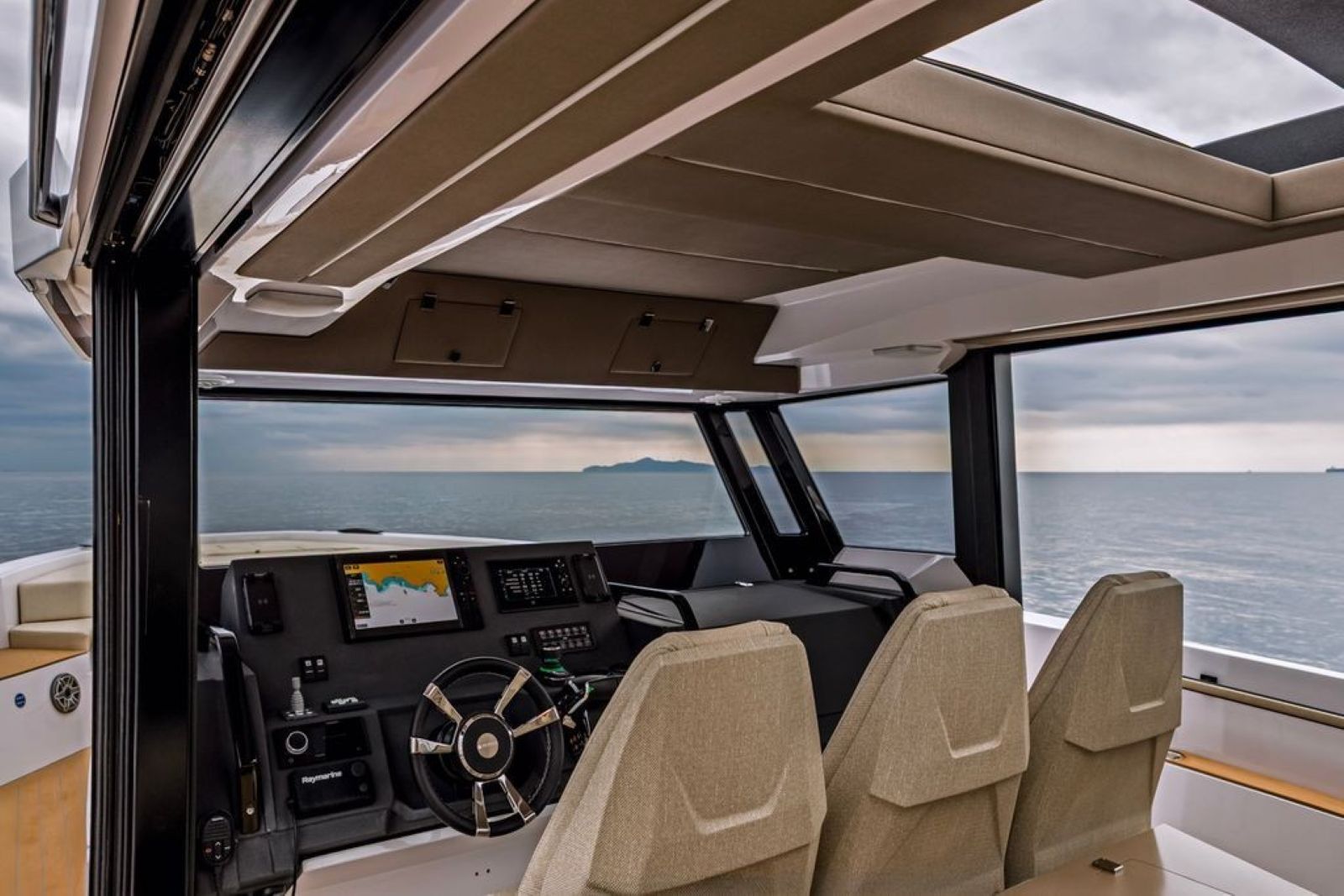 Technohull XPD 46 helm area